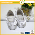 El color de plata 2015 con los zapatos de vestido de los cabritos del bebé de la flor